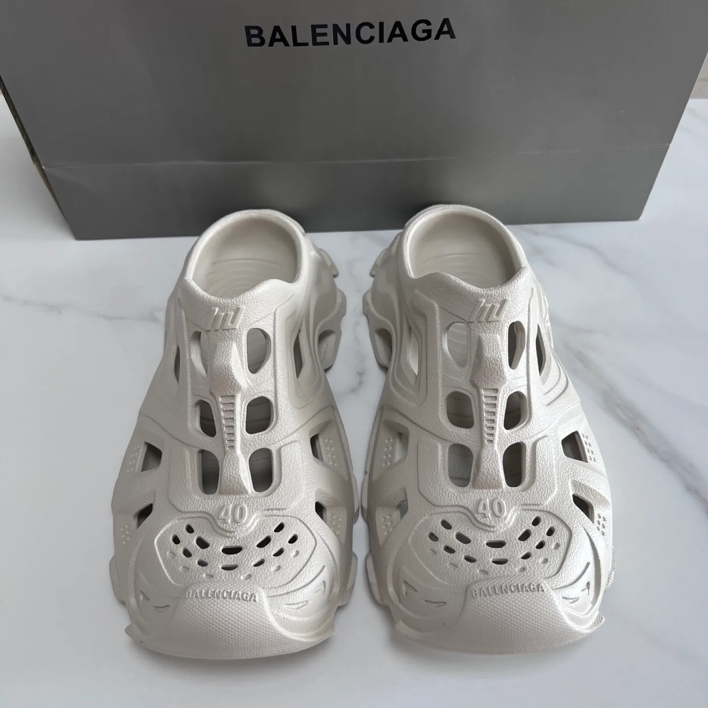 👟👟Ex-factory price 380👟👟 Balenciaga must-have beach shoes for summer. Men's and women's shoes are made of ultra-light 95% (injection molding) EVA plastic, 5% foam plastic foam cushioning material#Ultra-lightweight one-piece foam shoe mold❗New summer product, French high-end luxury brand - Balenciaga BALENCIAGA 3XL Rubber Low Top Sneakers 3XL version series summer beach wading versatile trendy lace-up casual sports hole sandals. Size: 35-46